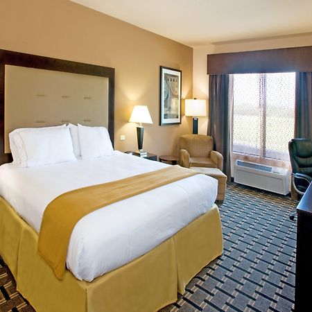 Holiday Inn Express And Suites Beeville By Ihg Номер фото