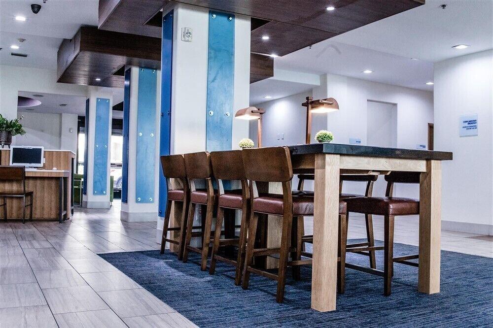 Holiday Inn Express And Suites Beeville By Ihg Экстерьер фото