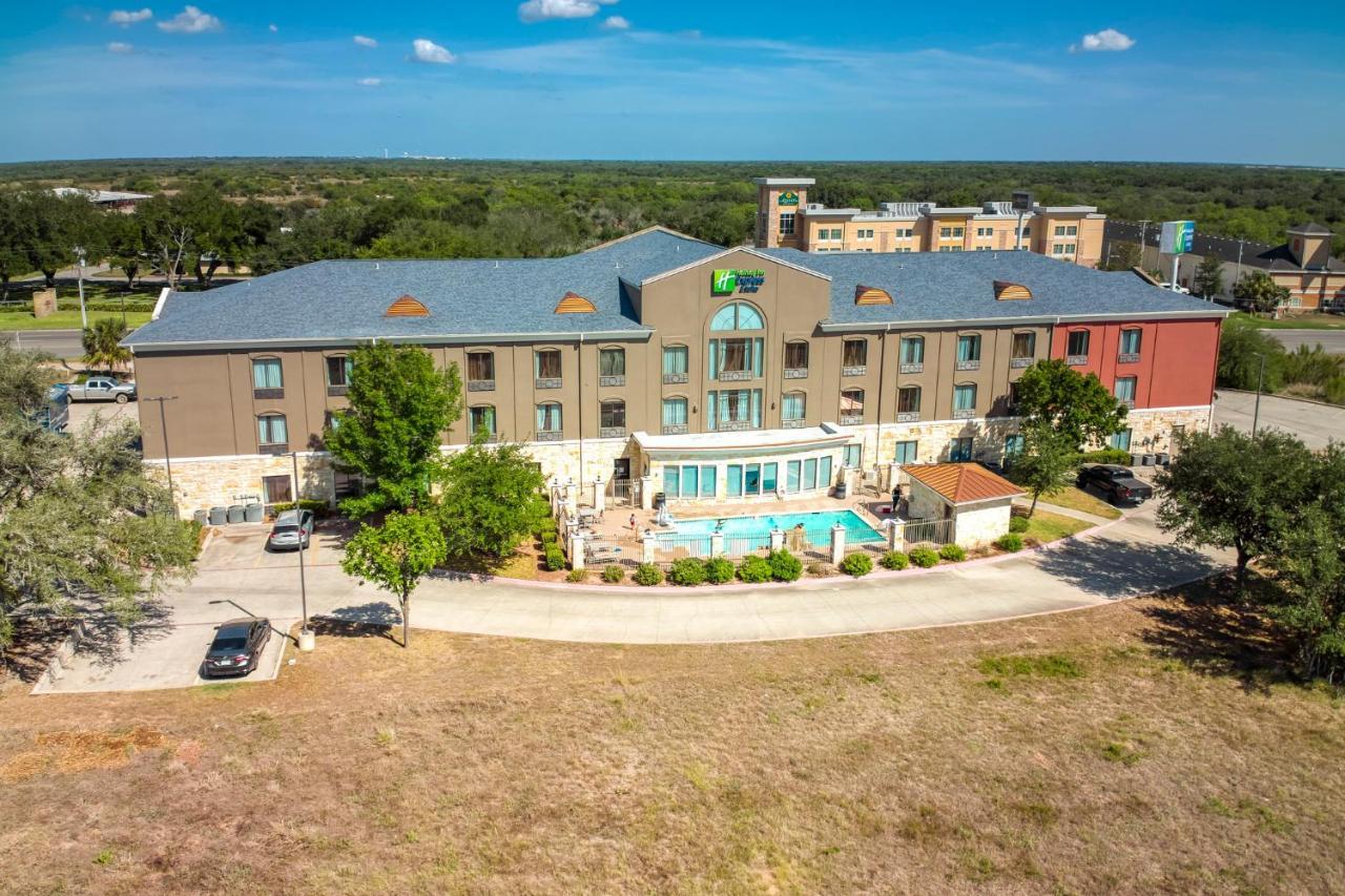 Holiday Inn Express And Suites Beeville By Ihg Экстерьер фото