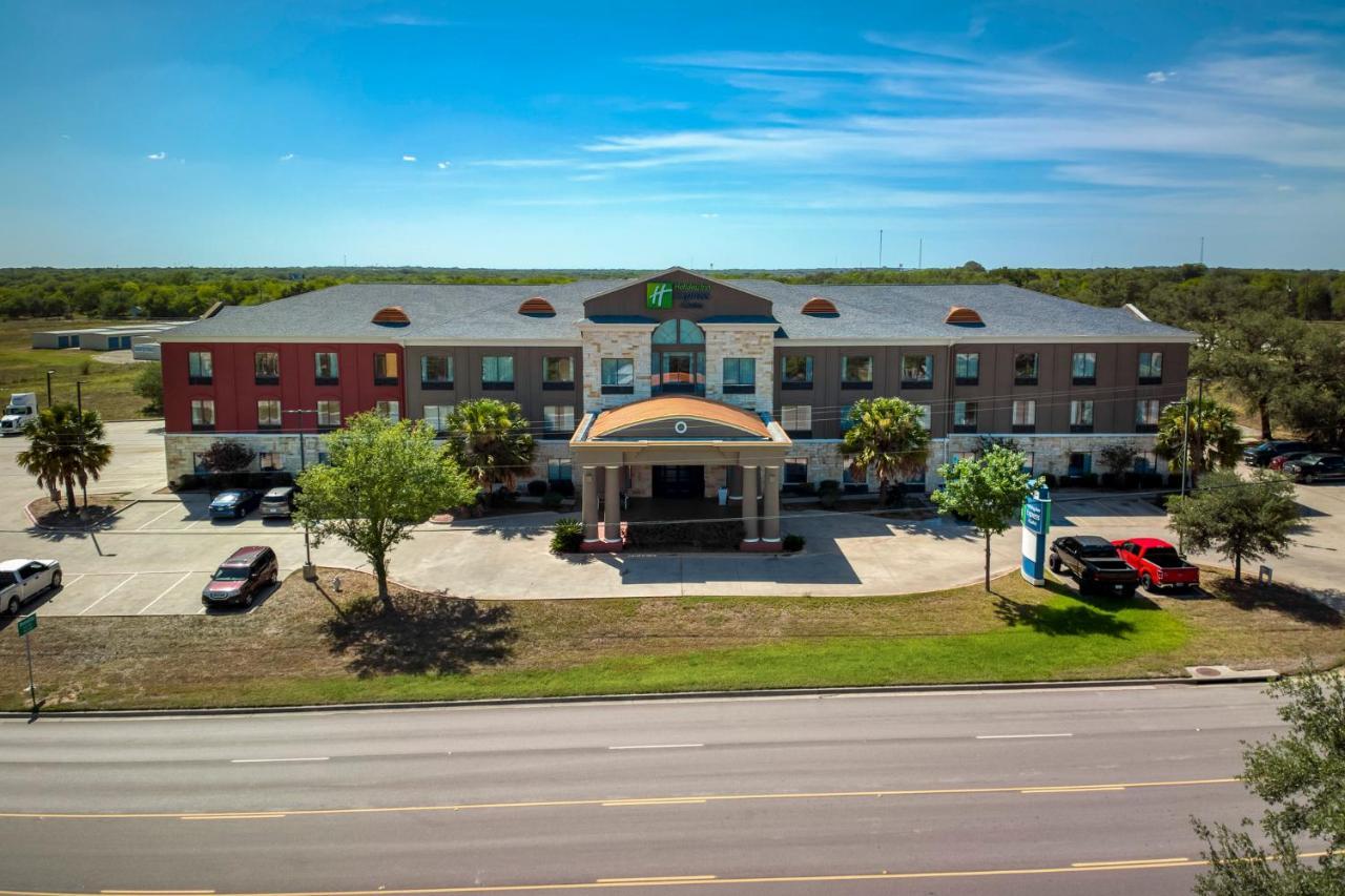 Holiday Inn Express And Suites Beeville By Ihg Экстерьер фото