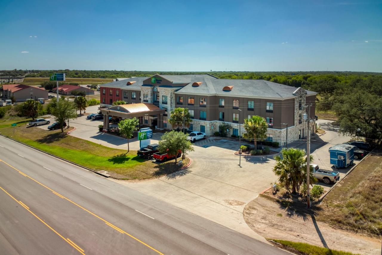 Holiday Inn Express And Suites Beeville By Ihg Экстерьер фото