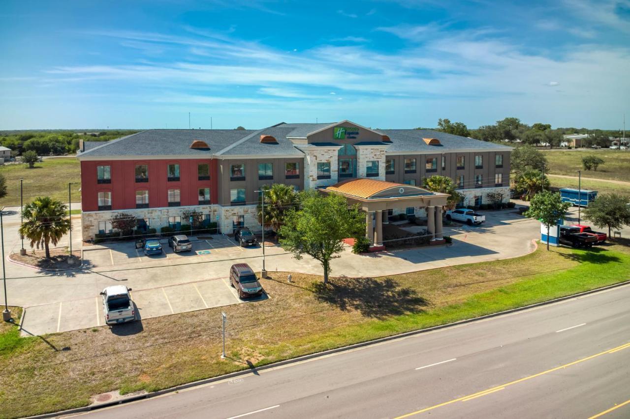 Holiday Inn Express And Suites Beeville By Ihg Экстерьер фото
