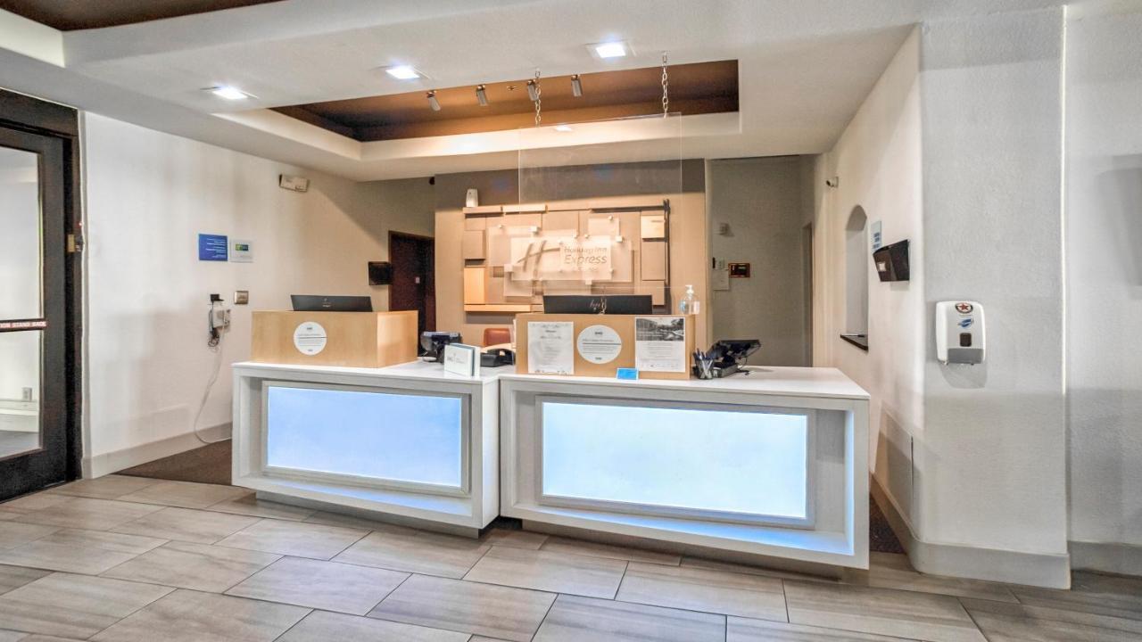 Holiday Inn Express And Suites Beeville By Ihg Экстерьер фото