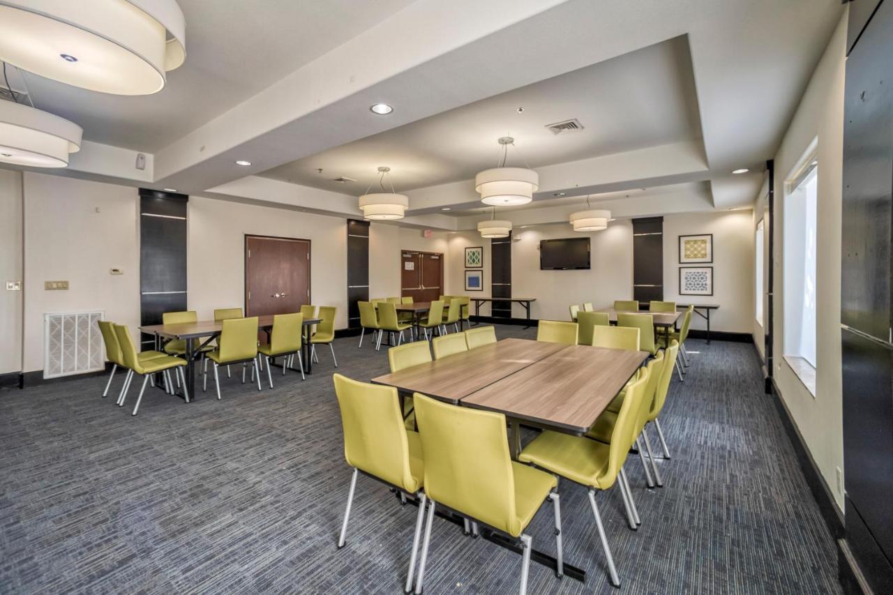 Holiday Inn Express And Suites Beeville By Ihg Экстерьер фото