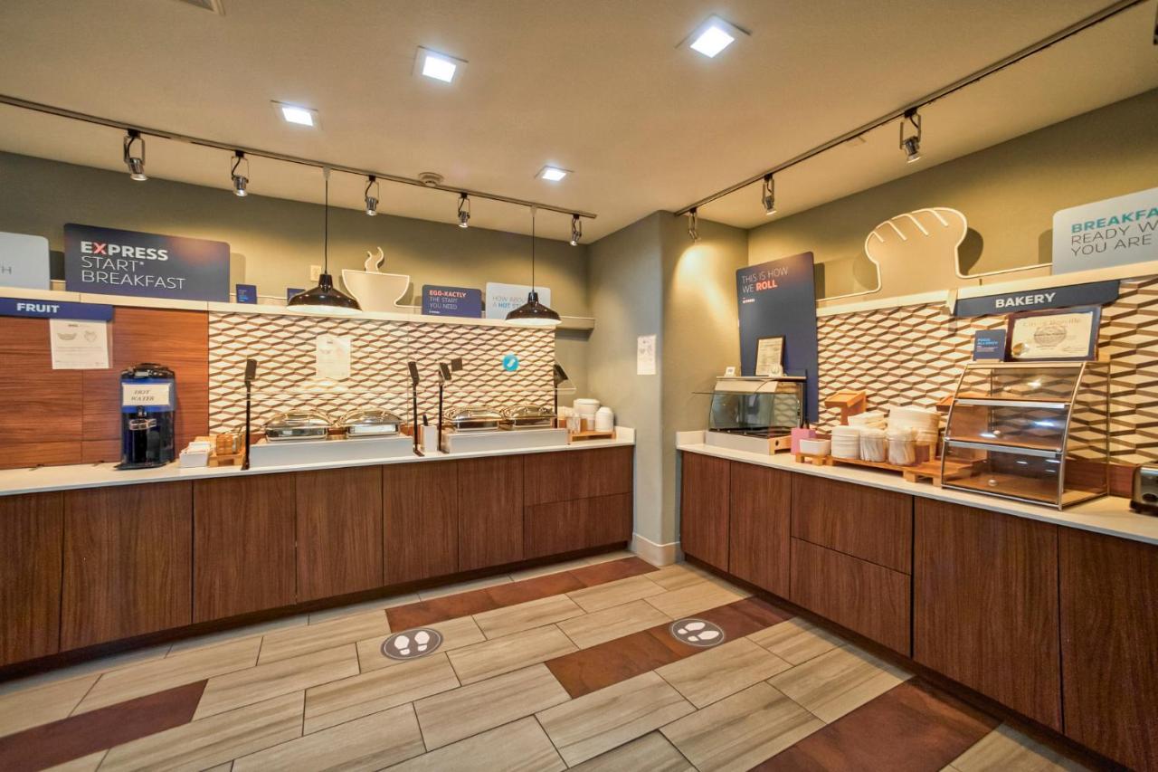 Holiday Inn Express And Suites Beeville By Ihg Экстерьер фото