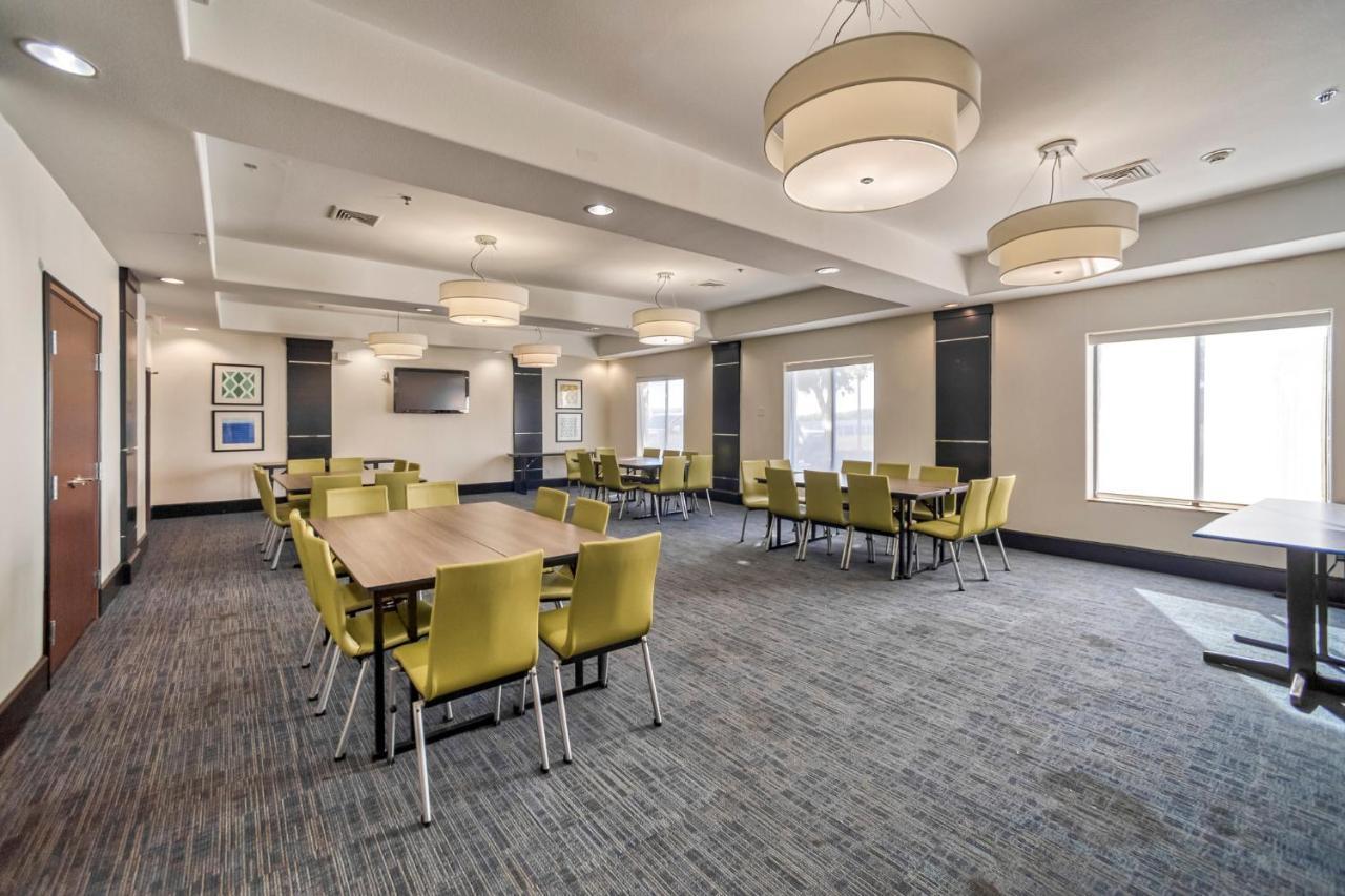 Holiday Inn Express And Suites Beeville By Ihg Экстерьер фото