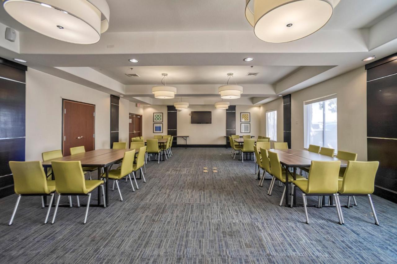 Holiday Inn Express And Suites Beeville By Ihg Экстерьер фото