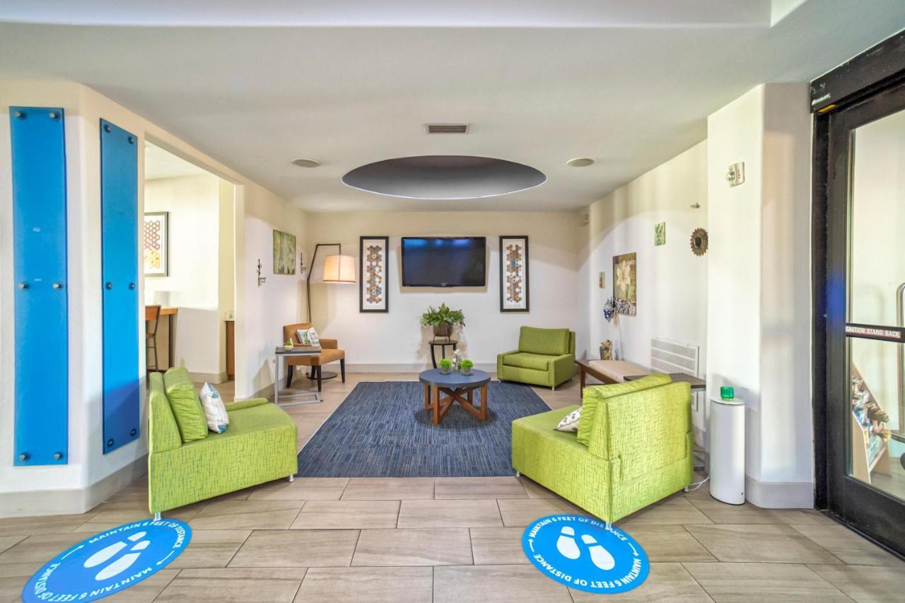 Holiday Inn Express And Suites Beeville By Ihg Экстерьер фото