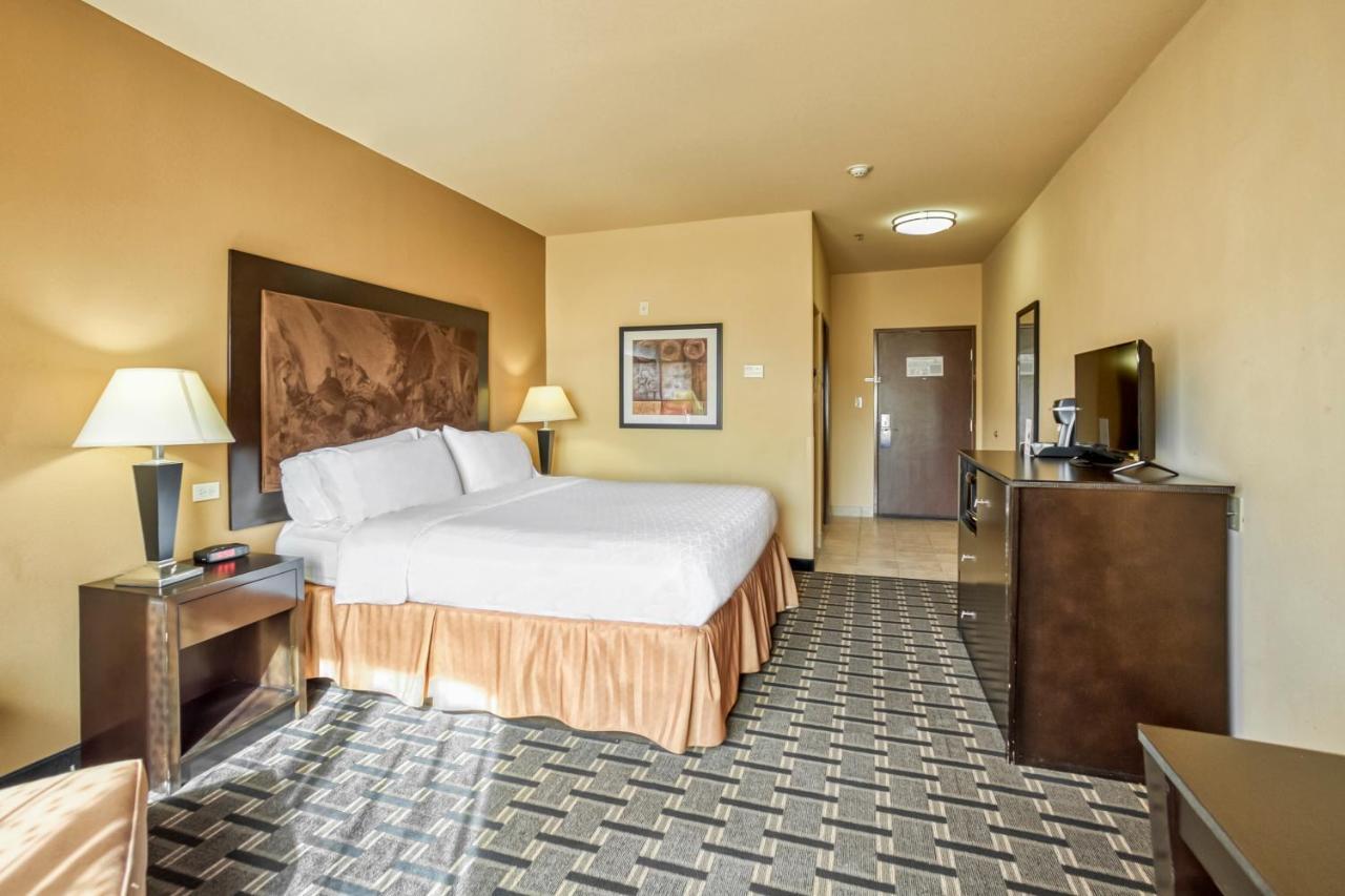 Holiday Inn Express And Suites Beeville By Ihg Экстерьер фото
