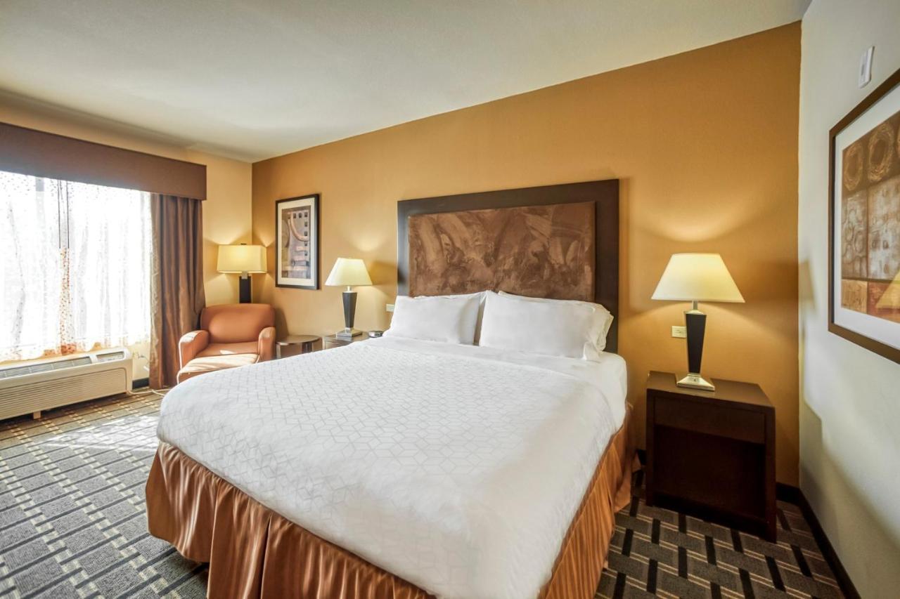 Holiday Inn Express And Suites Beeville By Ihg Экстерьер фото