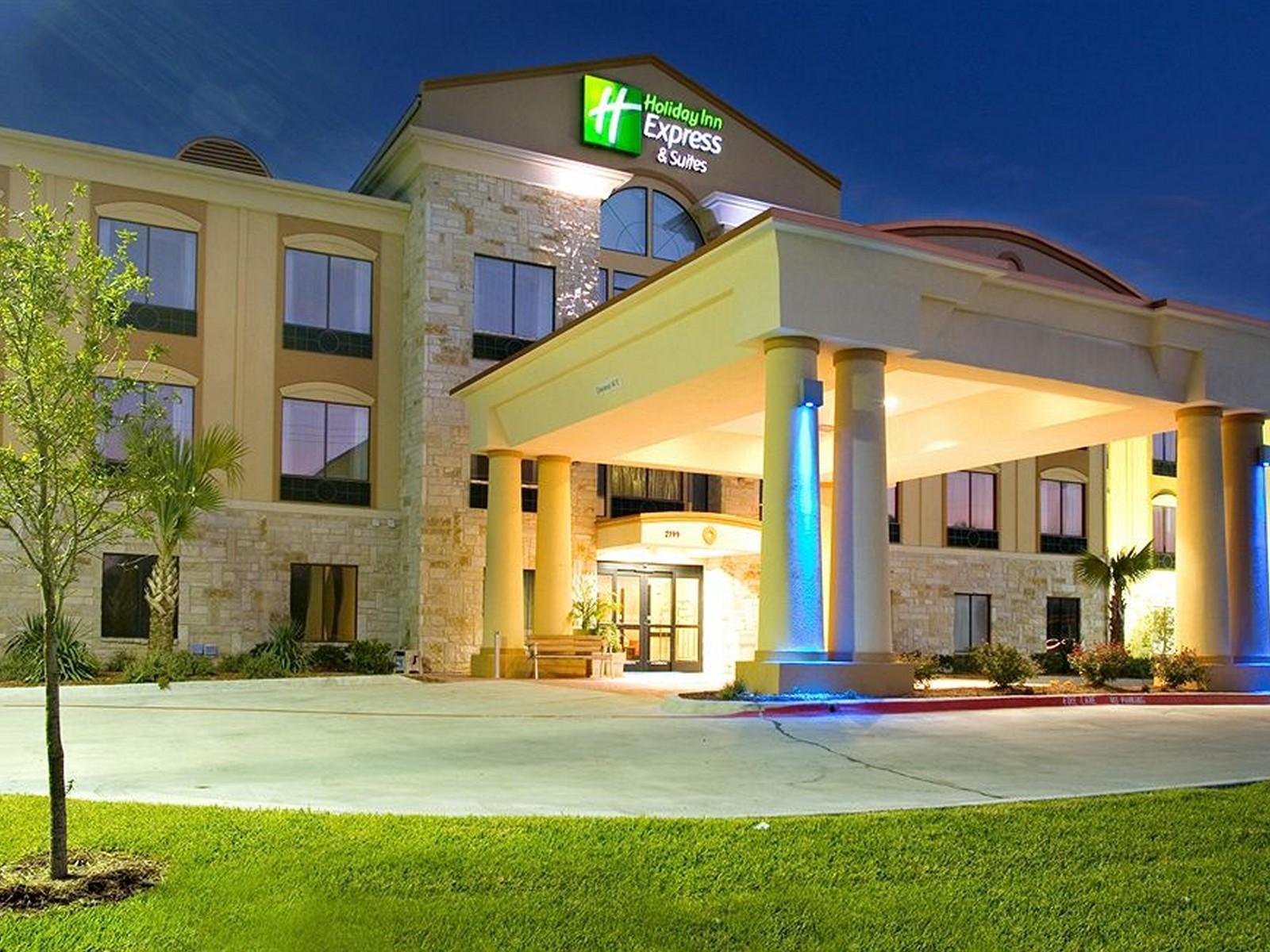 Holiday Inn Express And Suites Beeville, An Ihg Hotel Экстерьер фото