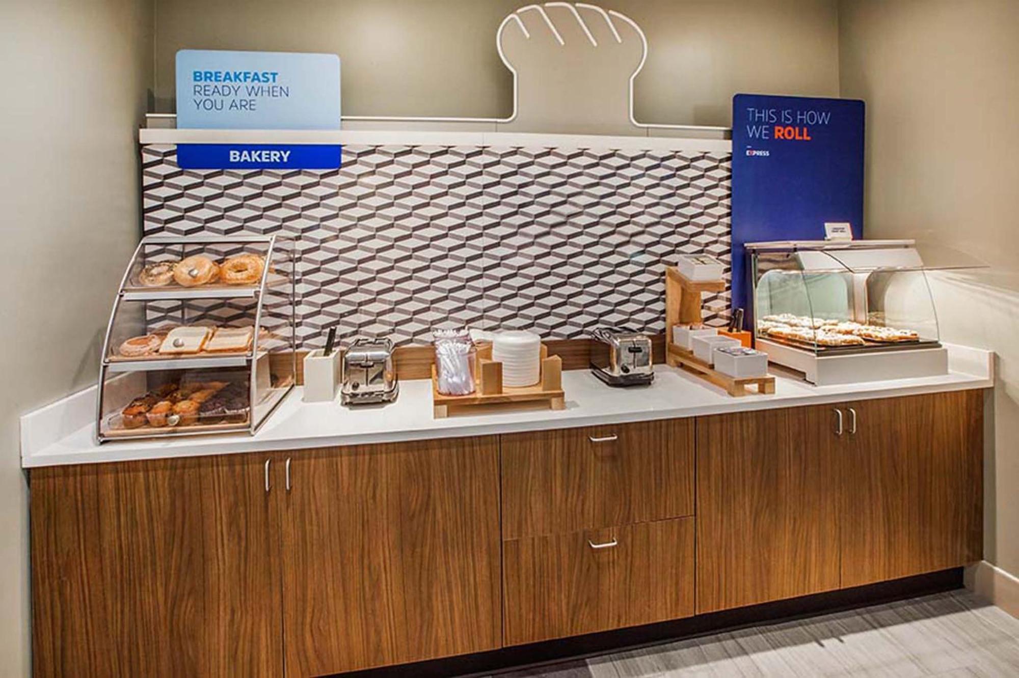 Holiday Inn Express And Suites Beeville By Ihg Экстерьер фото