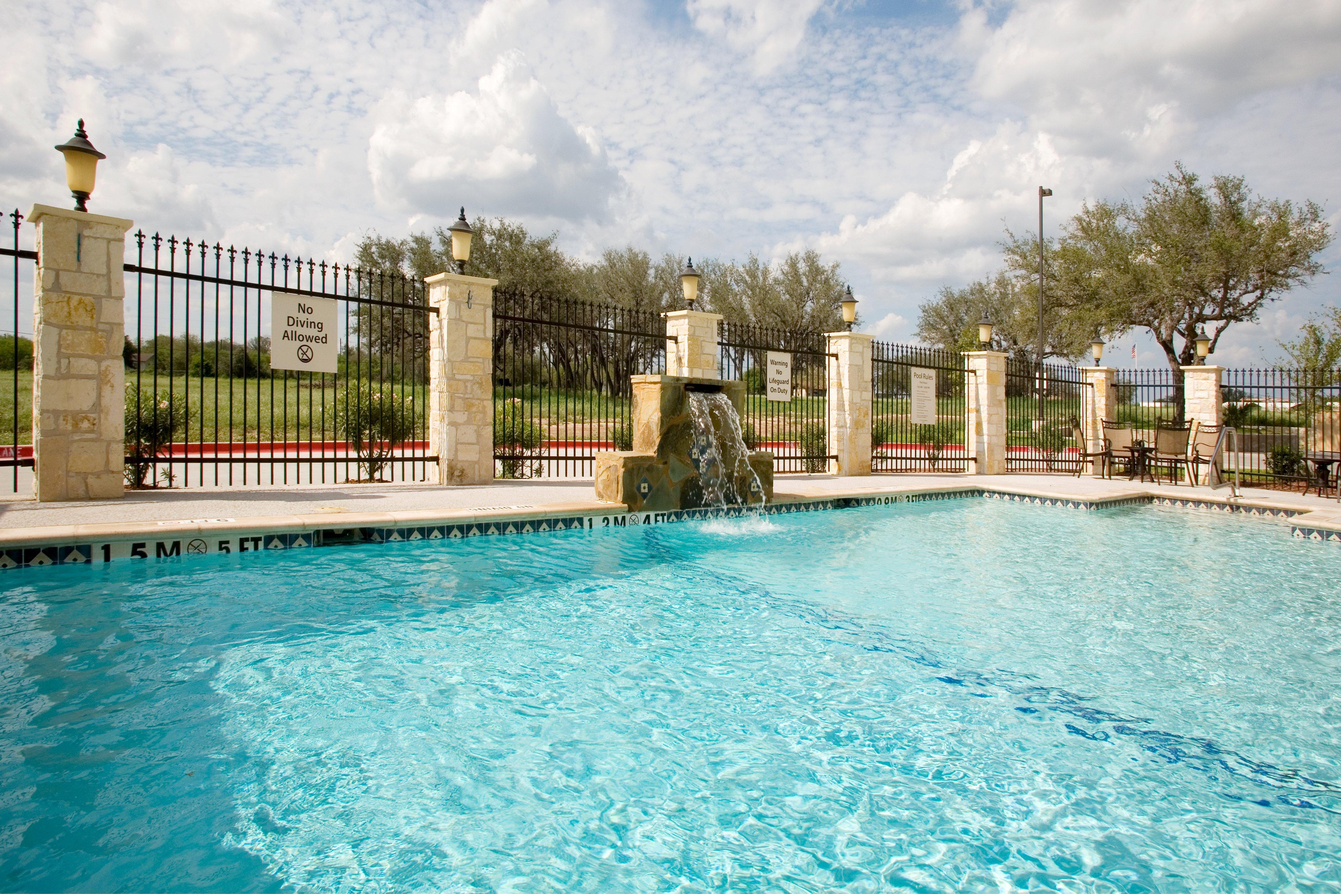 Holiday Inn Express And Suites Beeville By Ihg Экстерьер фото