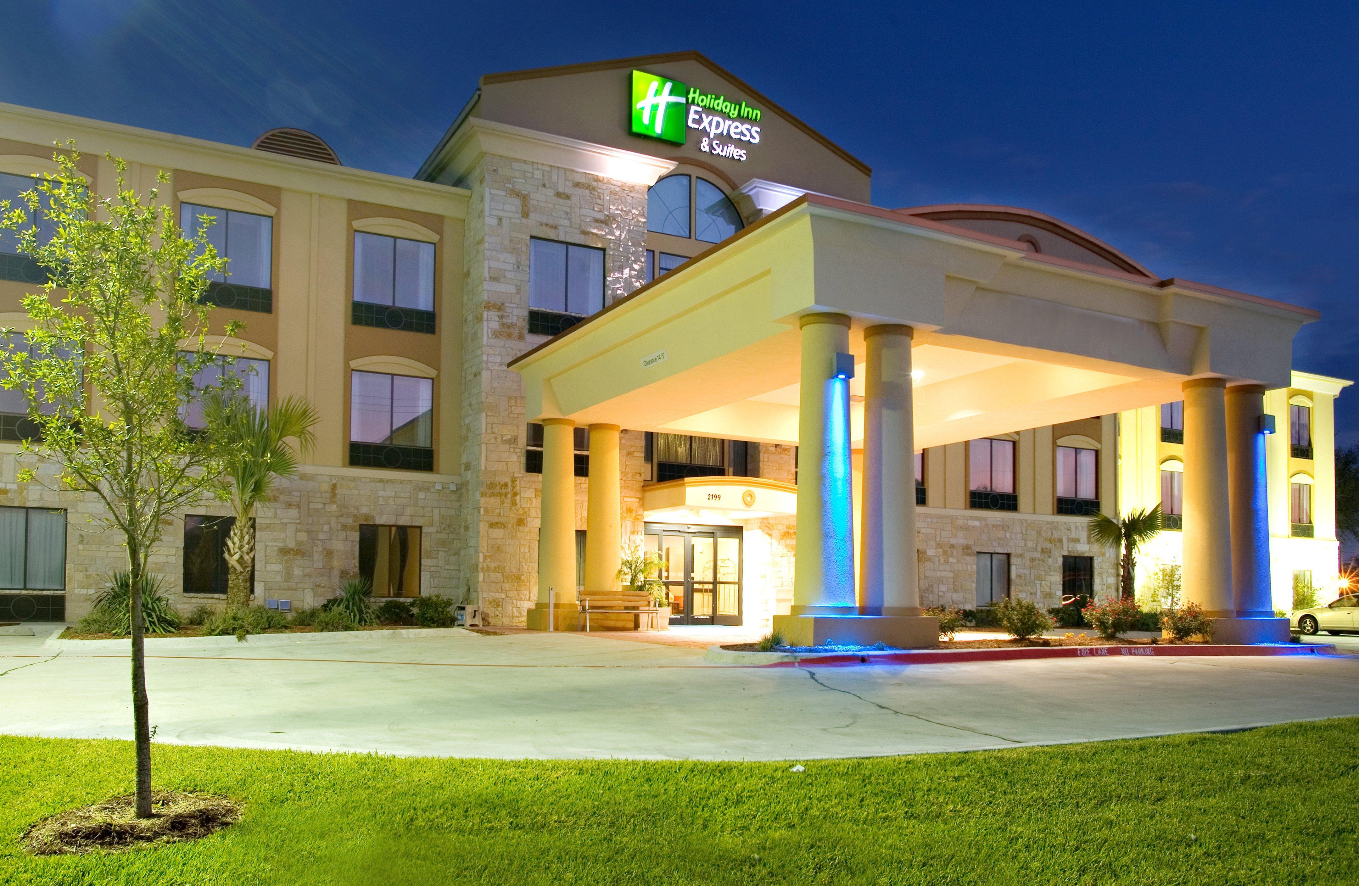 Holiday Inn Express And Suites Beeville By Ihg Экстерьер фото