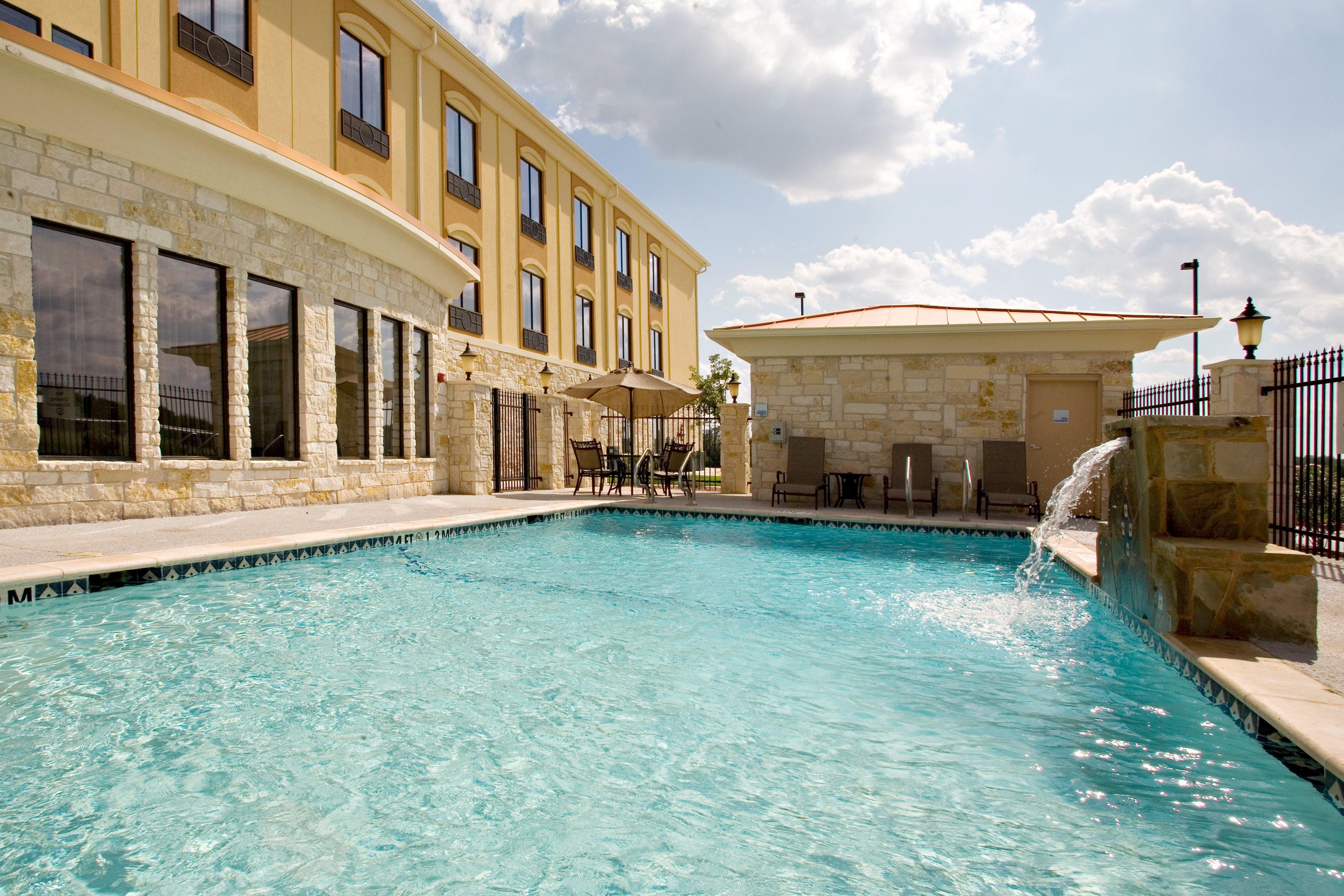 Holiday Inn Express And Suites Beeville By Ihg Экстерьер фото