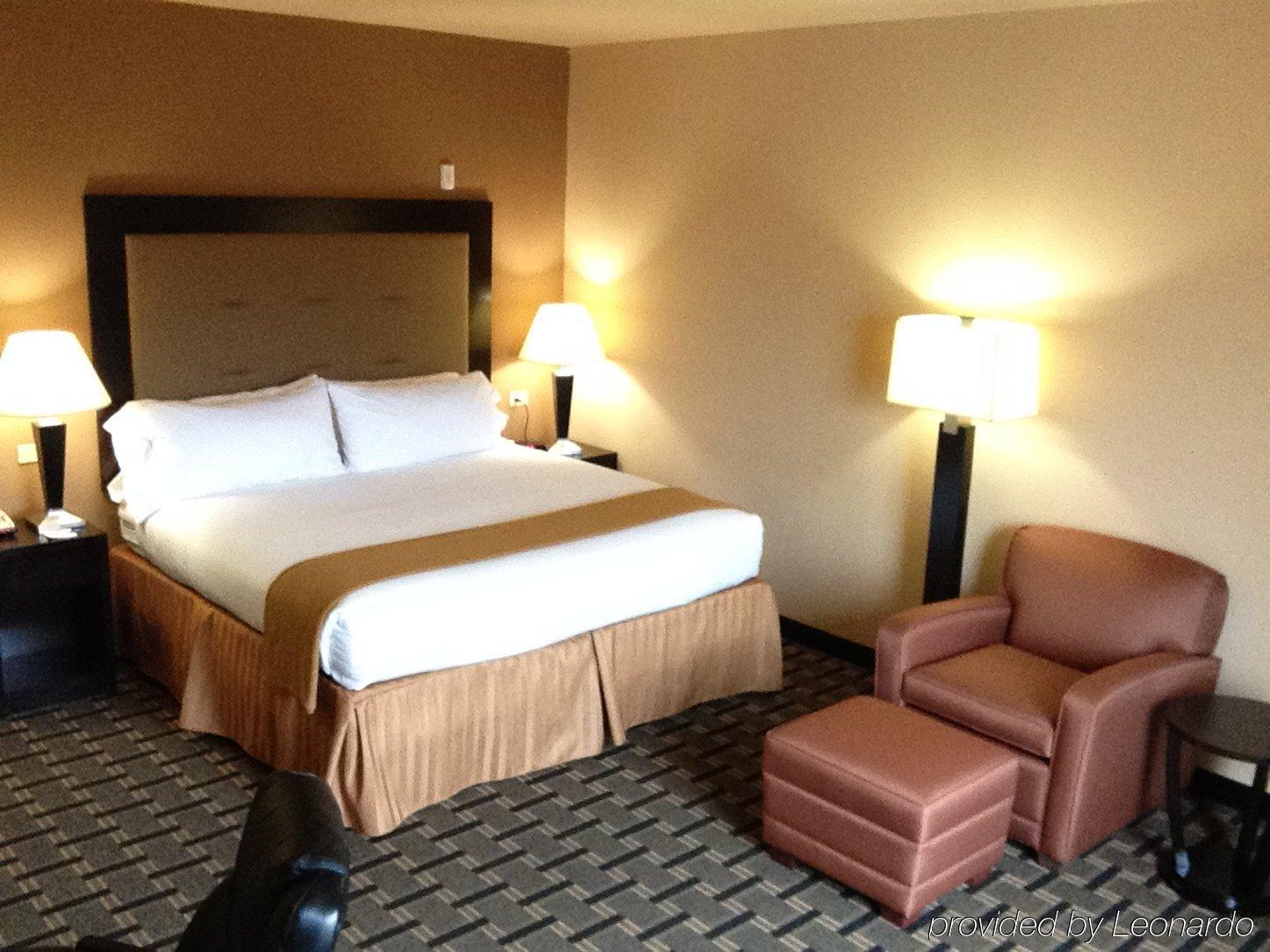 Holiday Inn Express And Suites Beeville By Ihg Экстерьер фото